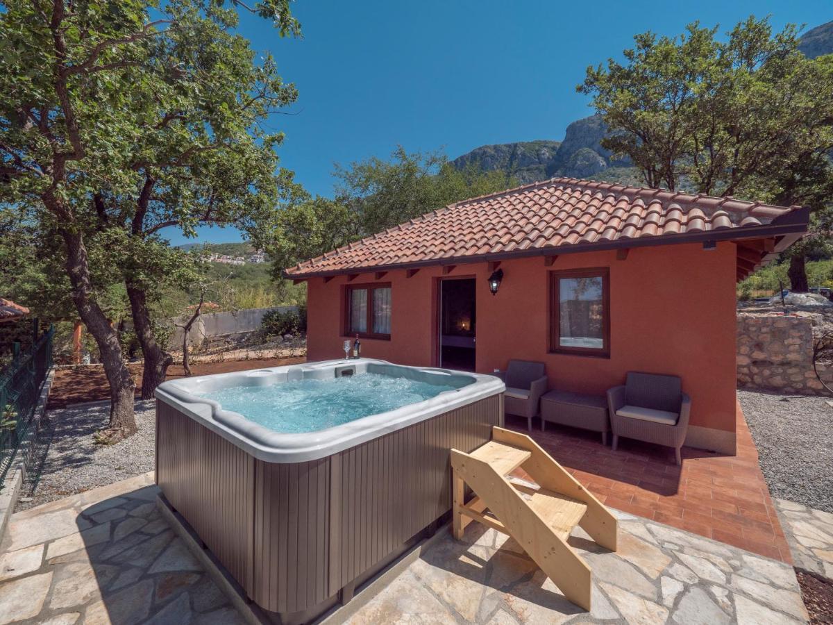 Harmonia & Pool Apartment
