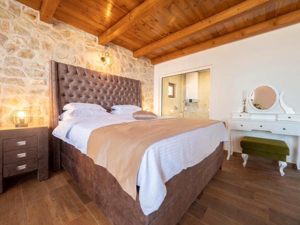 Harmonia & Pool Apartment